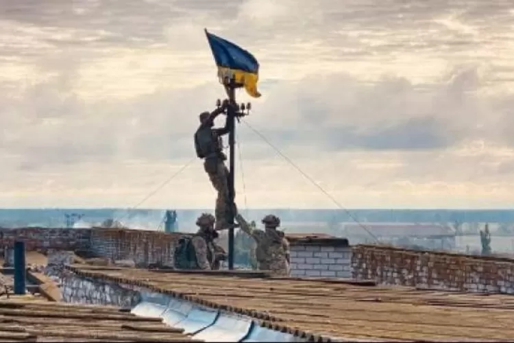 Bendera Ukraina yang kembali berkibar di wilayah Krimea yang sebelumnya pernah di caplok oleh Rusia (Yenisafak)