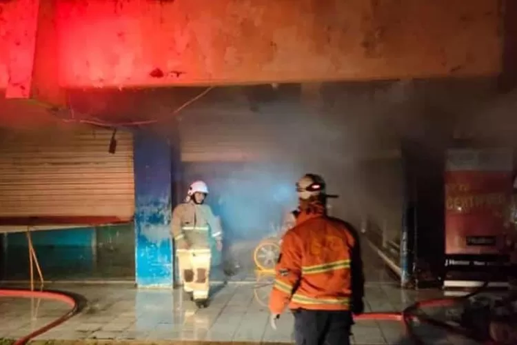 Kebakaran di eks Ruko SE Simpang Lima Semarang. Api baru bisa padam di pagi hari.  (Damkar Semarang)