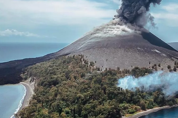 Asal usul Selat Sunda dan Gunung Krakatau, legenda terpecahnya Pulau Jawa dan Pulau Sumatera (Instagram @gunungkrakatau)
