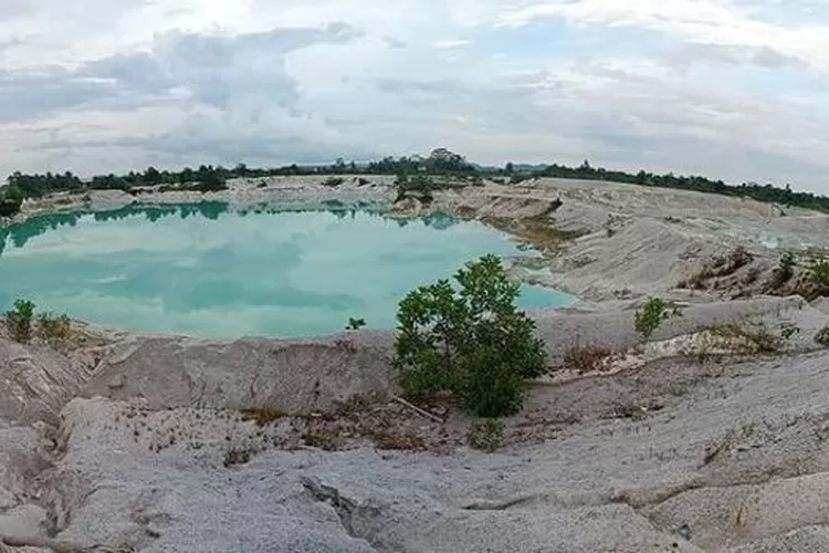 Panorama wisata Danau Biru yang ada di Kendari, Sulawesi Tenggara (instagram @ danaubiru2021)