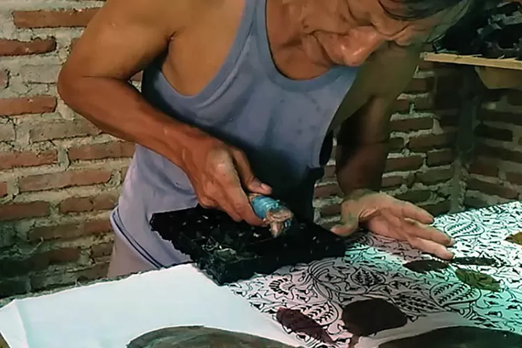 USIA LANJUT: Perajin berusia lanjut membuat batik cap di 'Rumah Batik R' Sokaraja, Banyumas, baru-baru ini. (SMBanyumas/istimewa)