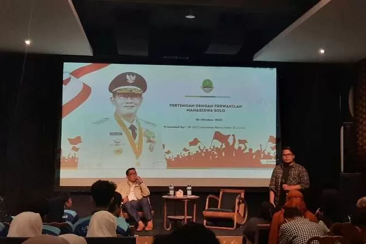 Gubernur Jawa Barat Ridwan Kamil saat bertemu dengan ratusan pelajar dan mahasiswa Solo (Endang Kusumastuti)
