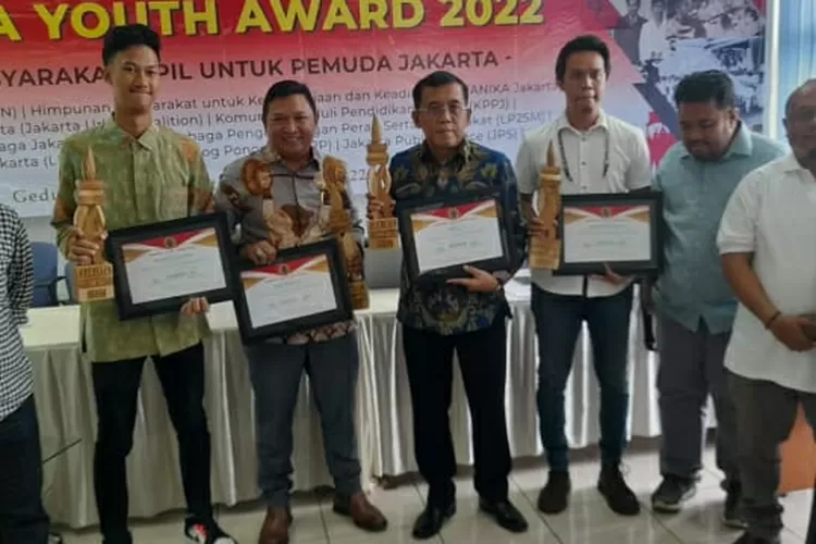 empat orang tokoh muda menerima sertifikat Jakarta  Youth Award 2022.