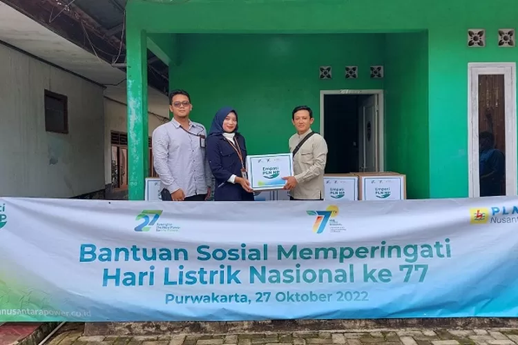 Perwakilan PLN Nusantara Power saat membagikan donasi