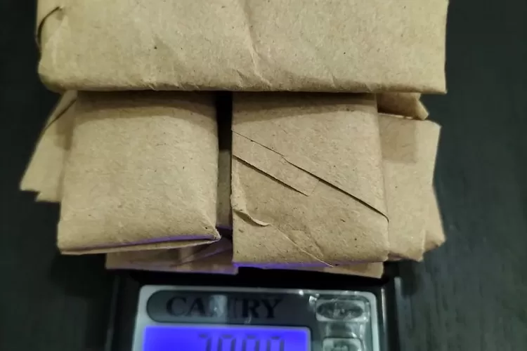 Barang bukti pengedar narkoba di Cipaku Bogor berinisial A M di wilayah Cipaku, Kecamatan Bogor Selatan, Kota Bogor.