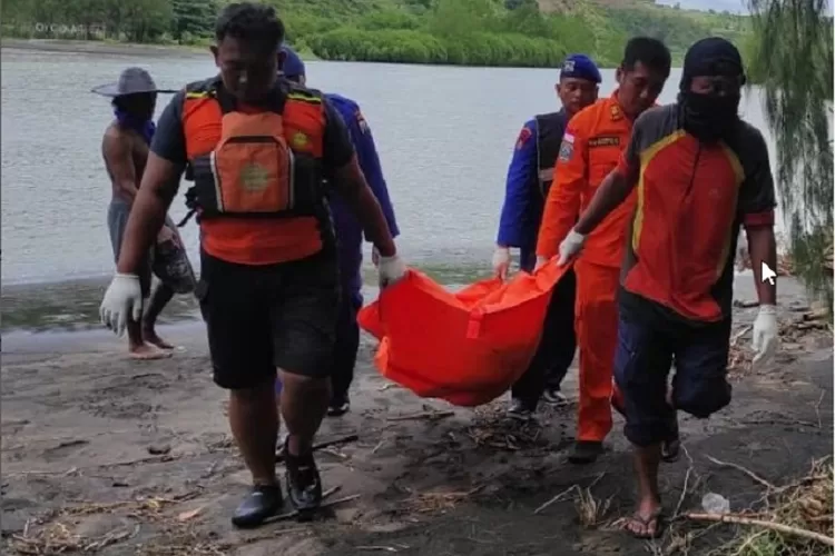 Truk Tebu Terseret Arus Banjir Bandang Kedung Cenit, Empat Korban Sudah ...