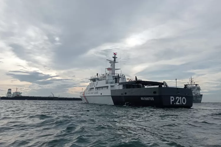 dua kapal selamatkan Tanker MT Young Yong yang kandas di selat Singapura