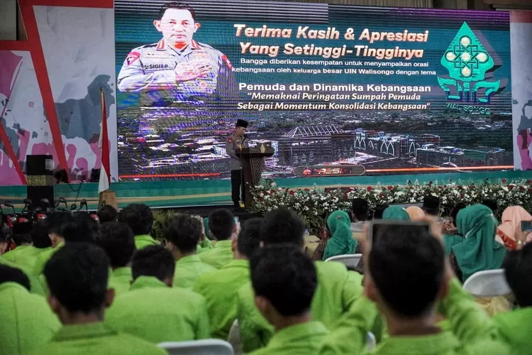 Kapolri Jenderal Listyo Sigit saat menjadi pembicara di UIN Walisongo Semarang. (Ayosemarang.com/ Audrian Firhannusa)