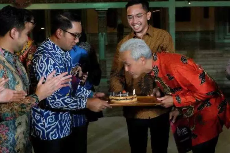 Ganjar Pranowo meniup lilin kue ulang tahun yang diberikan Ridwan Kamil disaksikan Wagub Jabar Emil Dardak dan Raja Pura Mangkunegaran, KGPAA Mangkunegara X (Endang Kusumastuti)