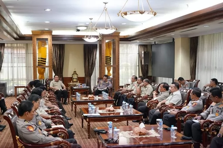 Tujuh jenderal mantan kapolri menemui Kapolri Jenderal Listyo Sigit Proabowo  (instagram @divisihumaspolri)