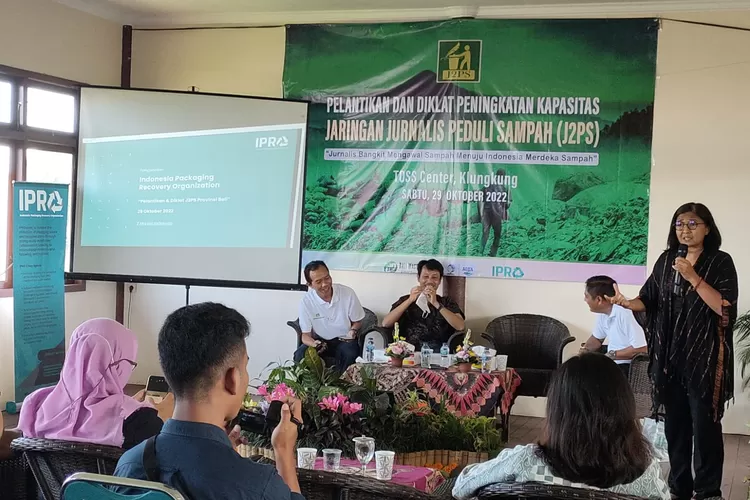 General Manager IPRO Zul Martini Indrawati (berdiri) saat menjadi narsum di acara diskusi dengan para jurnalis usai pelantikan Jaringan Jurnalis Peduli Sampah (J2PS) di Klungkung, Bali,  29 Oktober 2022. (istimewa )