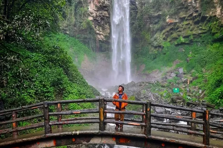 Air Terjun Grojogan Sewu salah satu tempat wisata di Karanganyar Jawa Tengah (Instagram/@rendi_orisa04)