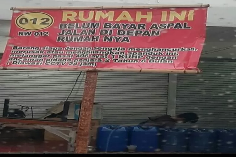 Sejumlah warga di Komplek Perumahan Muara Karang Blok 8 RW 012, Kelurahan Pluit, Kecamatan  Penjaringan, Kota Administrasi  Jakarta  Utara. tertekan di depan rumahnya dipasangi spanduk (G. Windarto)