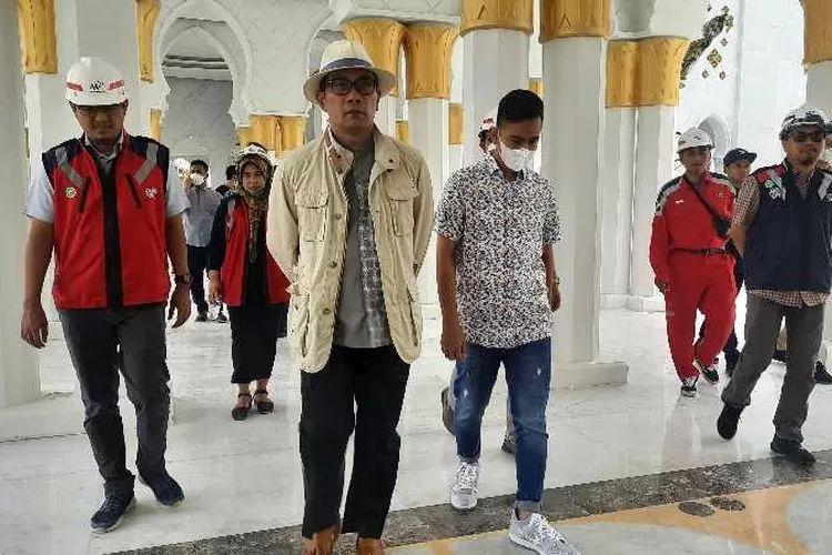 Gubernur Jawa Barat Ridwan Kamil bersama Wali Kota Solo Gibran Rakabuming Raka saat meninjau Masjid Raya Sheikh Zayed Solo  (Endang Kusumastuti)