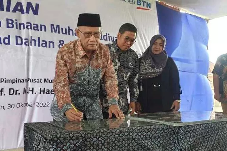 Ketua Umum PP Muhammadiyah Prof Haedar Nashir saat meresmikan Perumahan Griya Ahmad Dahlab kerjasama dengan BTN Syariah  (Endang Kusumastuti)