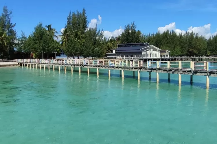 Keindahan wisata Pulau Bokori yang ada di Kendari, Sulawesi Tenggara (Akun Instagram @describeindonesia)