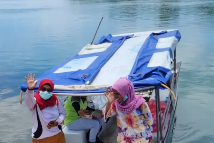 Tim  Kesehatan Menggunakan Perahu Motor Puskemas Keliling (Istimewa)