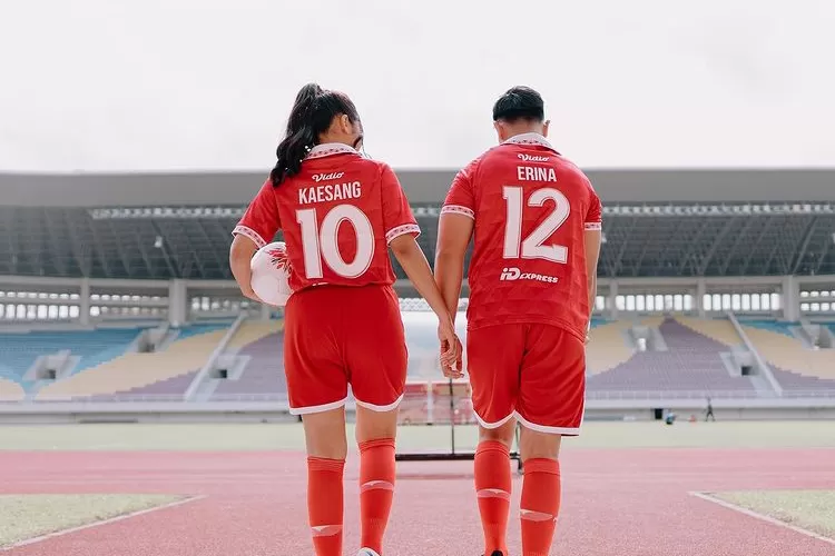 Foto Kaesang Pangarep dan Erina Gudono di Stadion Manahan (Foto  : instagram @kaesangp)