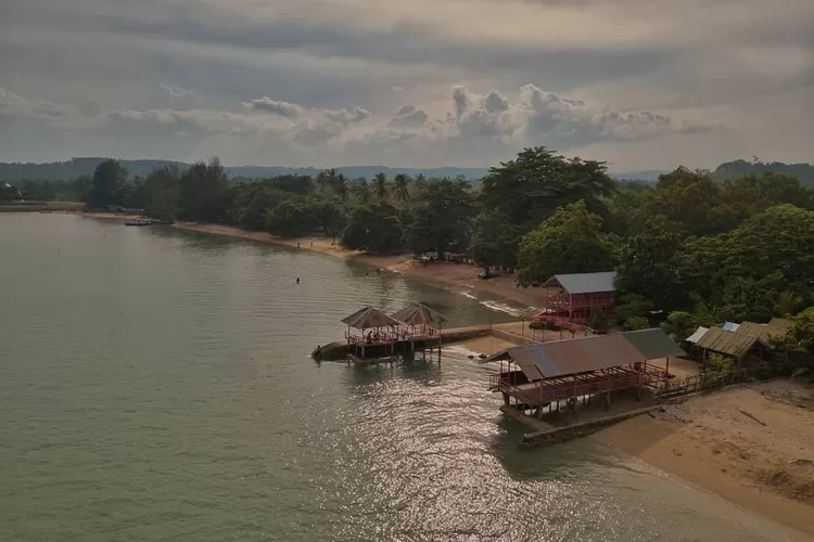 Panorama wisata Pantai Toronipa yang ada di Kendari, Sulawesi Tenggara (Akun Instagram @andribakho)