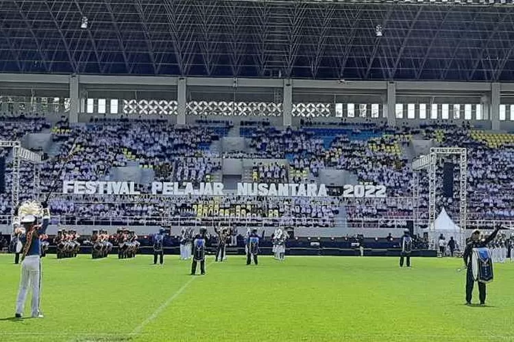 Ribuan pelajar memadati Stadion Manahan Solo saat penutupan FPN 2022 (Endang Kusumastuti)