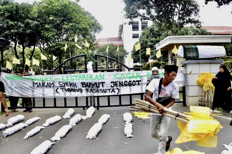 Peserta aksi memasang bendera kuning, reflika pocong dan keranda mayat di depan pintu gerbang kantor Pemerintahan Kota Tangerang - Foto: Henry Lukmanul Hakim