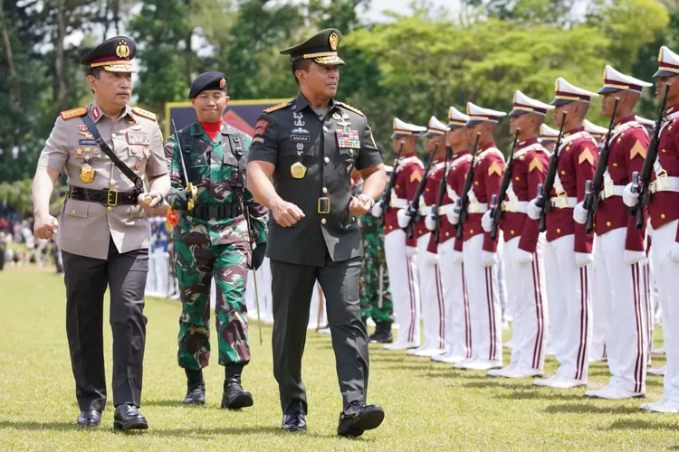 Kapolri Jenderal Pol Listyo Sigit Prabowo dalam inspeksi pasukan pada kegiatan dengan Taruna Akpol, Akmil, AAU dan AAL di Magelang.  (istimewa )