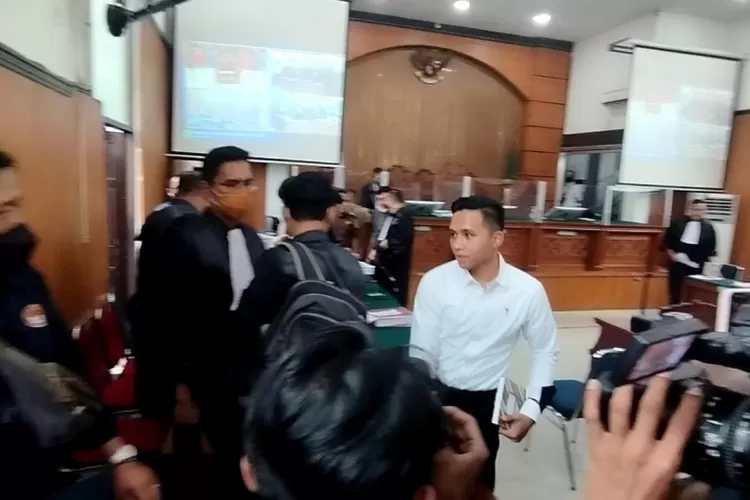 Bharada E (kemeja putih) saat di pengadilan (PMJ News)