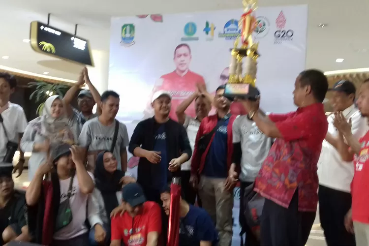 Kadi ls Ketapang Kota Bekasi Herbet S.W Panjaitan saat memberikan piala kontes aglaonema kepada ASA Depok sebagai juara umum di Mal Lagon, Bekasi Selatan, Minggu (30/10/2022). (FOTO: Dharma/Suarakarya.id). 