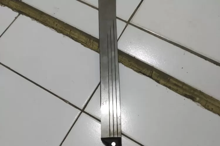 Pelajar yang tawuran di Bogor berinisial FA (16), ketahuan membawa senjata tajam jenis pedang.