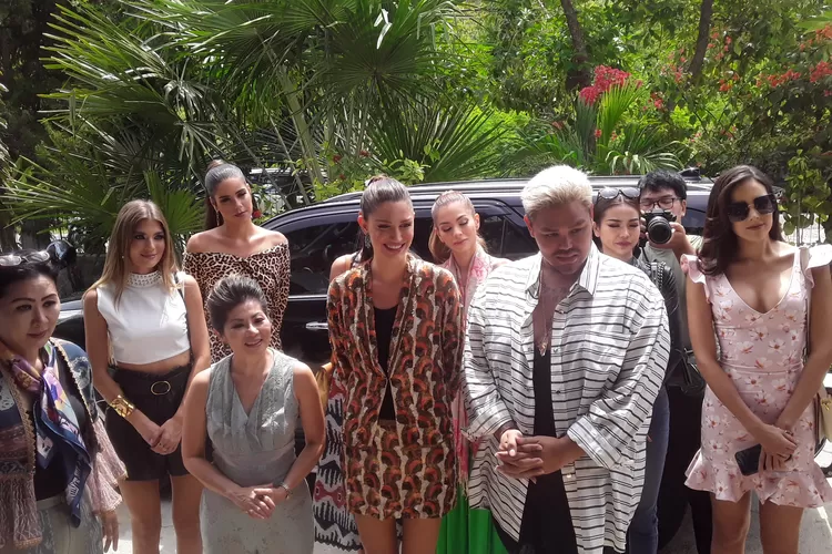 Saat tiba di Panti Asuhan Binongko. Artis Ivan Gunawan ke Labuan Bajo, ini tempat yang dikunjungi saat berwisata bersama Miss Grand International.