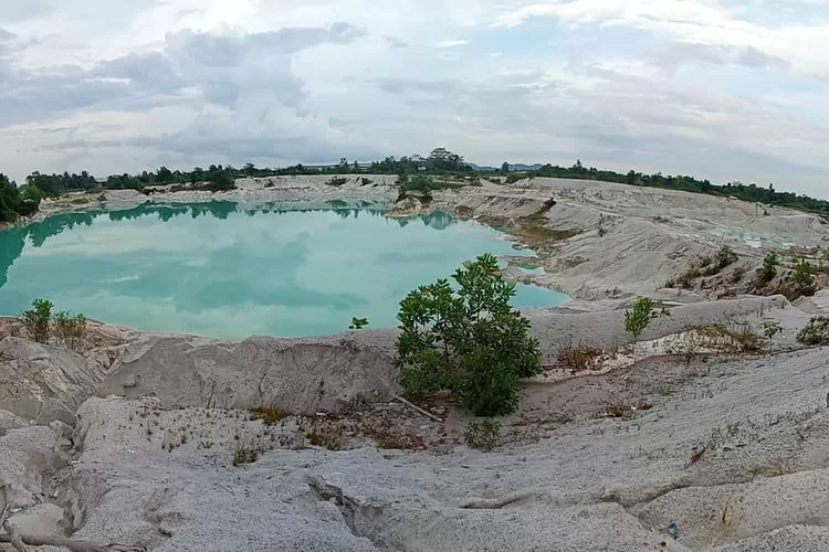 Panorama cantik di wisata Danau Biru yang ada di Kendari, Sulawesi Tenggara (Akun Instagram @danaubiru2021)