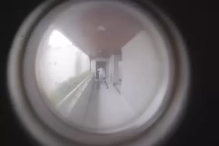 Sinopsis Film Perempuan Bergaun Merah. (Akun Instagram @perempuanbergaunmerah.)