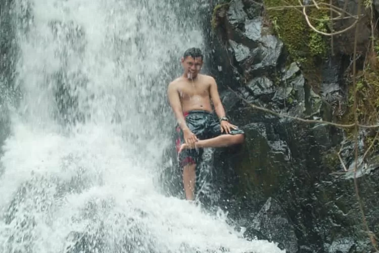 Wisatawan lokal menikmati air terjun Cunca Pael Sano Nggoang Labuan Bajo NTT (Stefanus Sudarman)