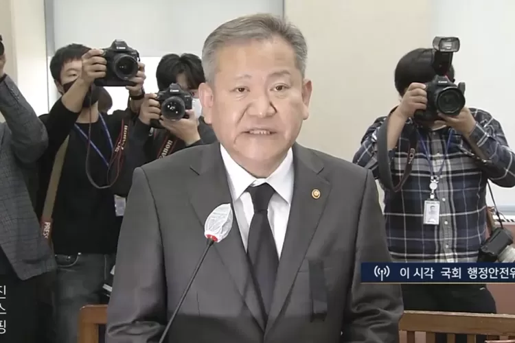 Menteri Lee Sang Min Meminta Maaf dan Berjanji Akan Mencegah Insiden Seperti Tragedi Itaewon Terulang Kembali (Gorajuara.com/dok: Tangkapan Layar YouTube SBS News)