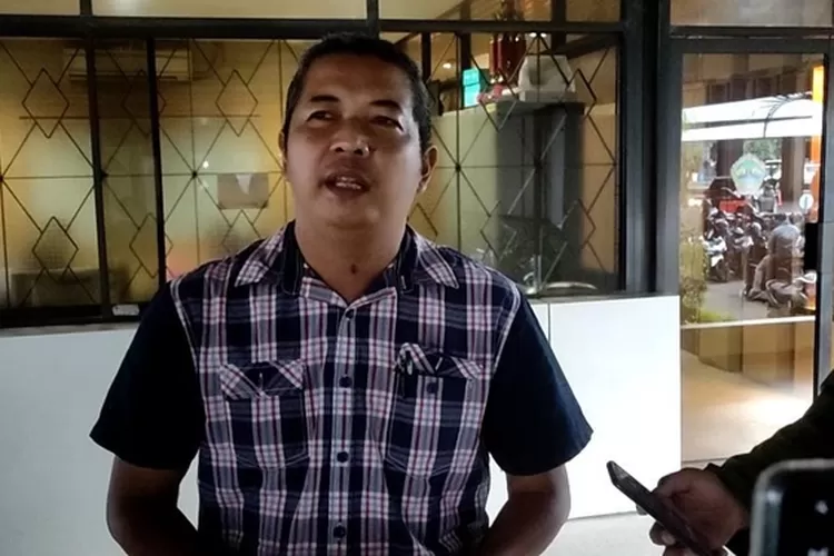 Pengacara keluarga Iwan Budi Paulus saat menjelaskan adanya dugaan motif pembunuhan.  (Ayosemarang.com/ Audrian Firhannusa)