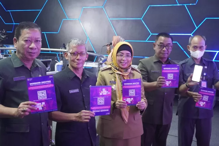 Penjabat Bupati Batang Lani Dwi Rejeki secara simbolis meluncurkan inovasi transformasi digitalisasi dengan nama  Dashboard Analytics. Foto: Muslihun kontributor Batang.