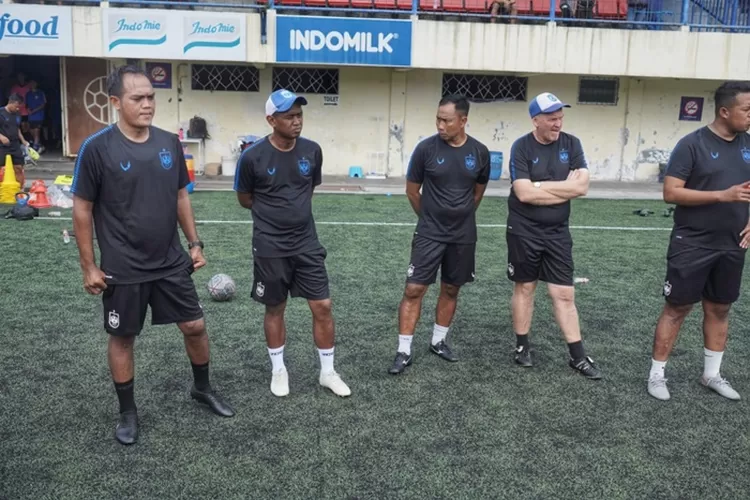 Basuki Setyabudi berdiri paling kiri kembali bergabung bersama PSIS Semarang sebagai pelatih kiper.  (Ayosemarang.com/ Audrian Firhannusa)
