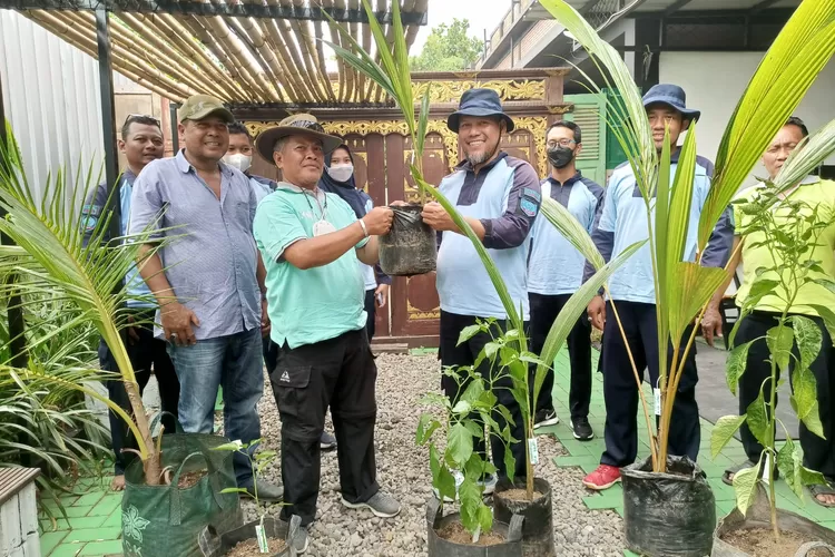 Kepala Lapas Terbuka Bleder Kendal bersama Ketua Koperasi Produsen Agro Gemilang Nusantara Kendal dengan kelapa kopyor genjahnya. (edi prayitno/kontributor Kendal)