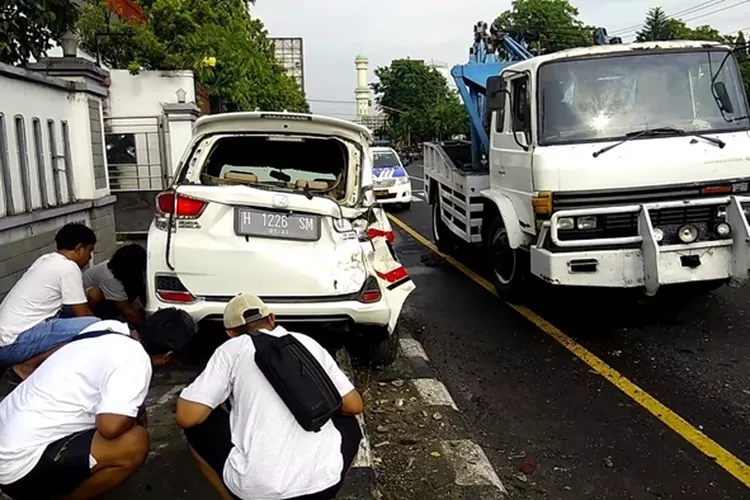 Minibus yang ditabrak truk dariarah belakang ringsek setelah menabrak pot di depan SMP Negeri 2 Kendal Rabu 02 november 2022.  (edi prayitno/kontributor Kendal)