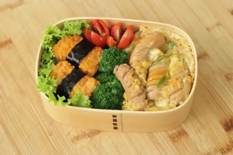 Resep simple bekal anak nasi sosis telur Jepang (./Twitter Devina Hermawan)