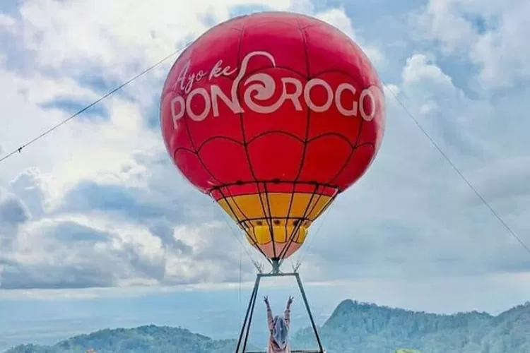 Pose foto kece di ikon balon udara destinasi wisata alam Mloko Sewu Ponorogo (Instagram @mlokosewu)