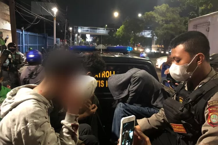 Ilustrasi polisi bubarkan tawuran pelajar. (Dok. pmjnews)
