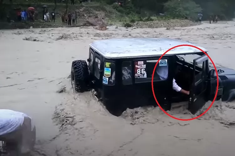 2 Anak dan Bapak Terjebak Dalam Mobil Toyota Land Cruiser 2.7 Jeep. Foto: Istimewa