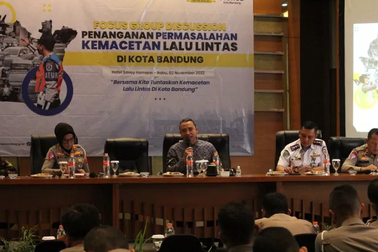 Ketua Komisi C DPRD Kota Bandung, Yudi Cahyadi, SP., menjadi pembicara pada Forum Group Discussion (FGD) Penanganan Permasalahan Kemacetan Lalu Lintas di Kota Bandung ,di Hotel Savoy Homan, Bandung, kemarin ini. Ridwan/Humpro DPRD Kota Bandung