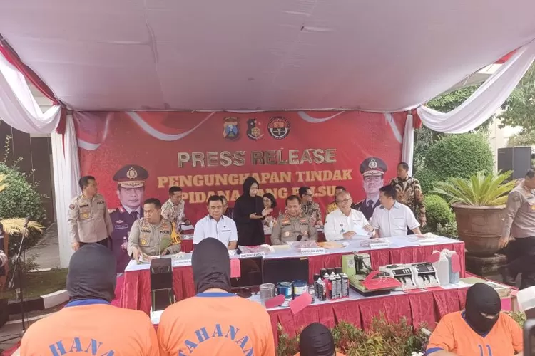 Kapolda Jatim Irjen Pol Toni Harmanto (tengah) saat merilis pengungkapan kasus uang palsu di mapolda setempat, Kamis (3/11/2022). ( ANTARA/Willy Irawan)