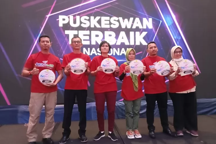 Puskeswan Kota Magelang menerima trofi pada Lomba Puskeswan Terbaik Nasional tahun 2022. (Dok Pemkot Magelang)