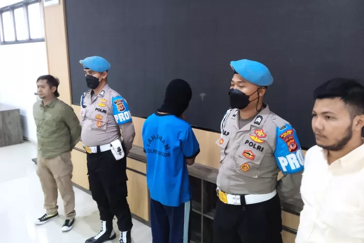 Polres Bogor mengamankan tiga orang pelaku perkosaan di Bogor.