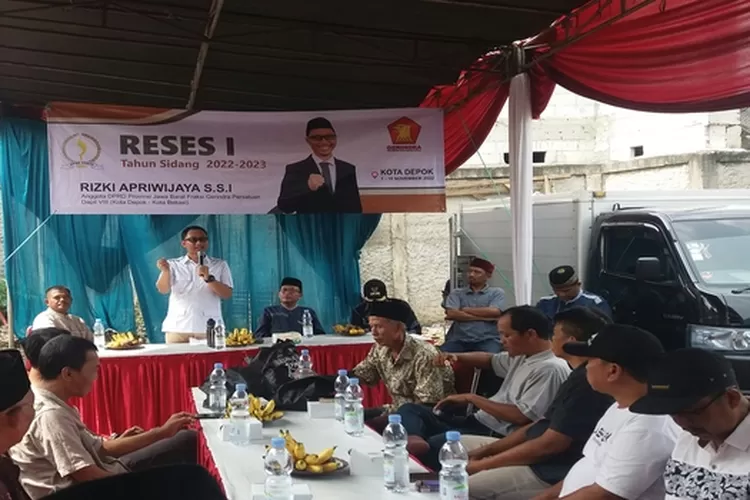 Anggota DPRD Jawa Barat Rizki Apriwijya berdialog dengan warga di Kelurahan Bojongsari, Kecamatan Bojongsari, Kota Depok, Jawa Barat, Kamis (3/11/2022) (G. Windarto)