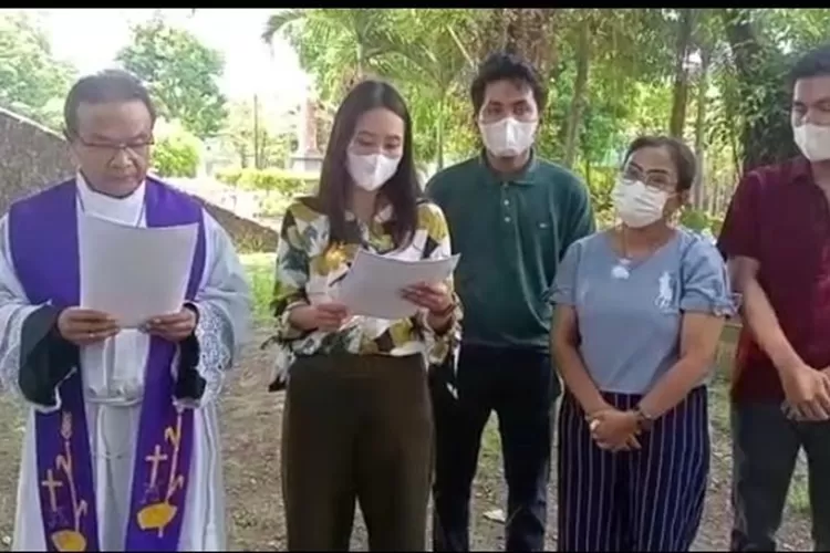 Keluarga Iwan Budi Paulus saat membacakan surat kepada Presiden Widodo untuk membantu pengusutan kasus pembunuhan.  (Istimewa)