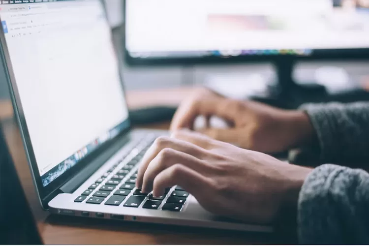 Ilustrasi Hosting merupakan salah satu layanan yang dapat membantu bisnis anda (Unsplash/Glenn Carstens-Peters)